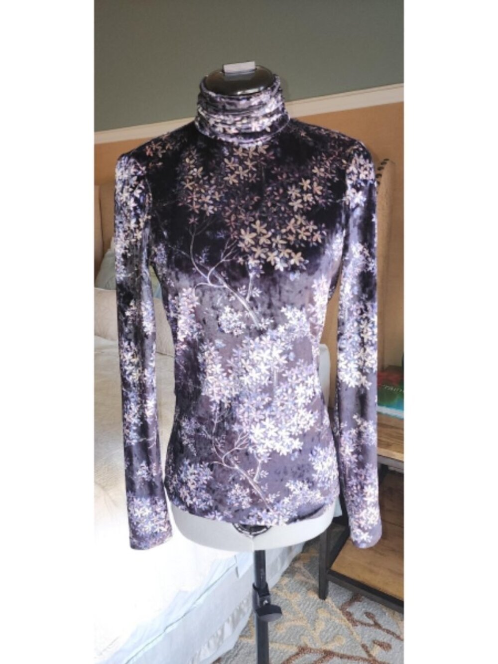 Excellent, gently worn Cinq à Sept Kiara Lilac Floral Velvet Turtleneck S